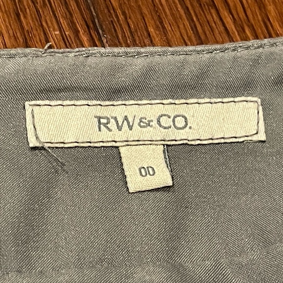 Grey a-line lightly crimped skirt. - Picture 3 of 7